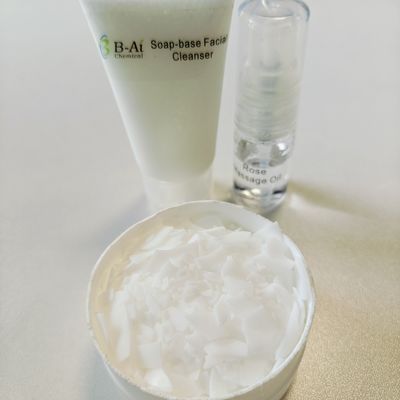 Glicose metílica Sesquistearate Branco a amarelado Flocos Sólidos Agente emulsionante para loções e cremes para bebés
