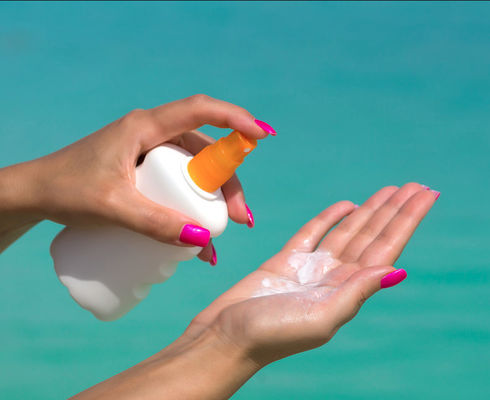 O Octocrylene Cas 6197-30-4 absorvedor UVB solúvel em óleo tem excelente propriedade impermeável para produtos de proteção solar