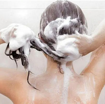 Cloreto de hidroxipropiltrimônio de guar catiônico CAS 65497-29-2 para cabelos, melhorando o penteado seco e úmido do cabelo