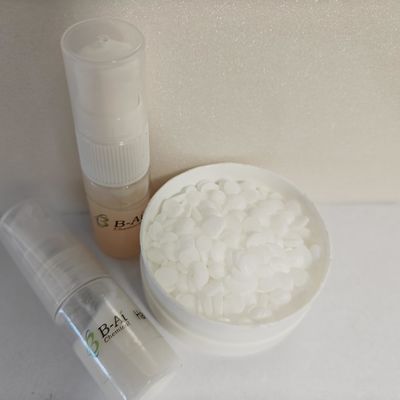 Surfactante catiônico estável e alcalino em forma sólida de branco a amarelada para armazenamento à temperatura ambiente